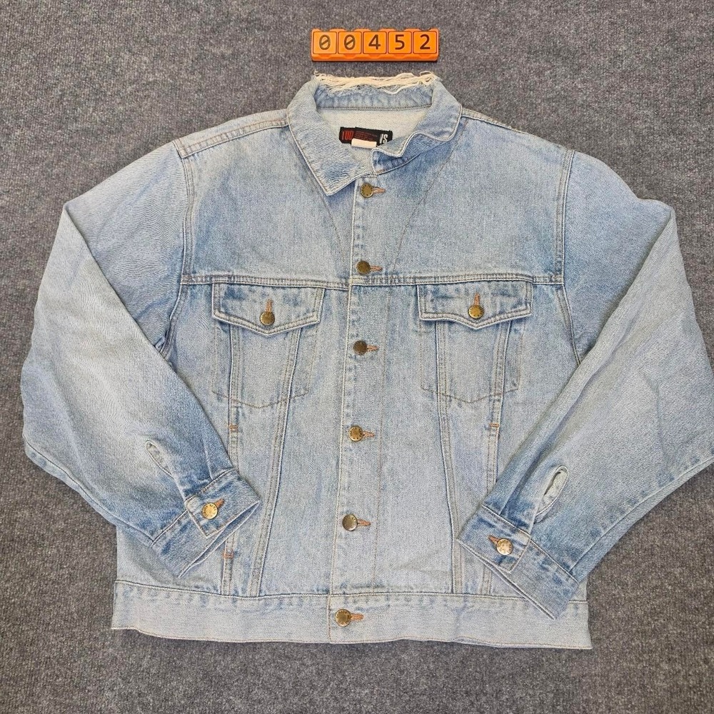 Vintage Today's News Light blue denim jacket with a relaxed fit. Size Medium.